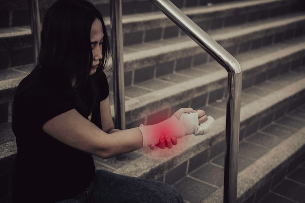 Een mooi Aziatisch meisje brak haar arm en spalkte Vrouw valt per ongeluk met haar armen op de grond en veroorzaakt breuken