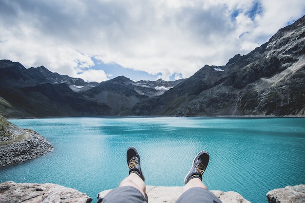 Een mooi blauw alpien meer in het bergachtige gebied van Oostenrijk dichtbij de gletsjer