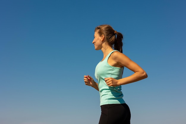 Een mooi en atletisch Europees meisje sport in de natuur met haar hond, fitness en yoga en medi