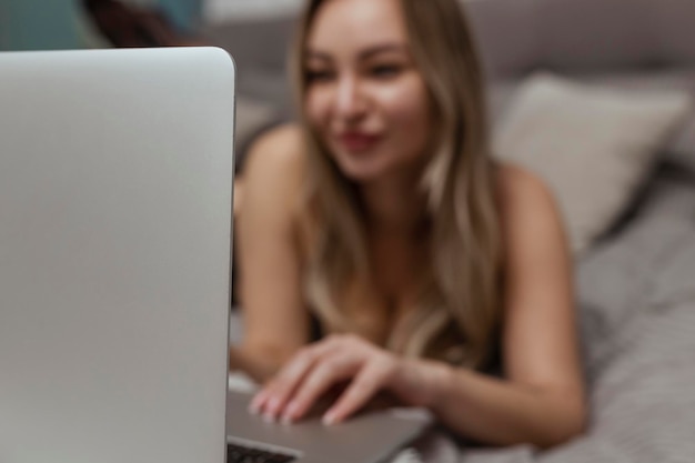Een mooi jong meisje schiet een webcam werkt als model Het concept van online flirtende seks op internet