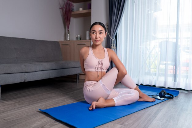 Een mooi lichaam wordt bereikt door sport en yoga