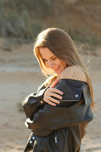 Foto een mooi meisje geniet van de zon mooie vrouw