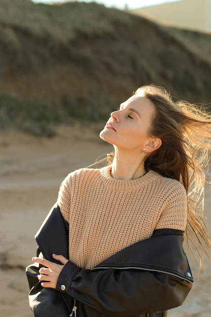 Een mooi meisje geniet van de zon Mooie vrouw