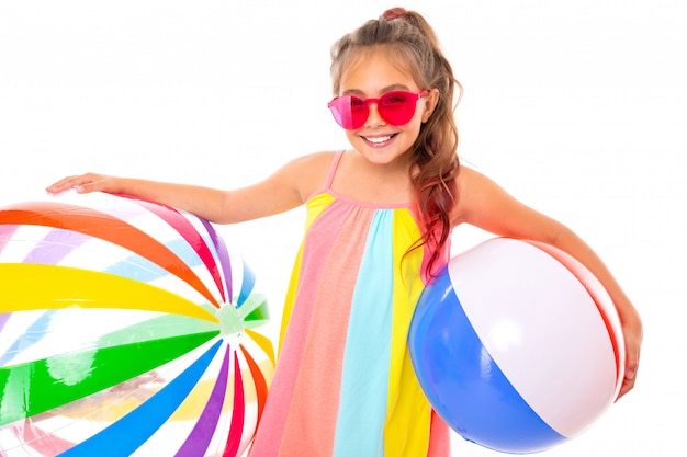 Een mooi meisje heeft een grote opblaasbare wond-gekleurde ballen en glimlacht, foto geïsoleerd op een witte achtergrond