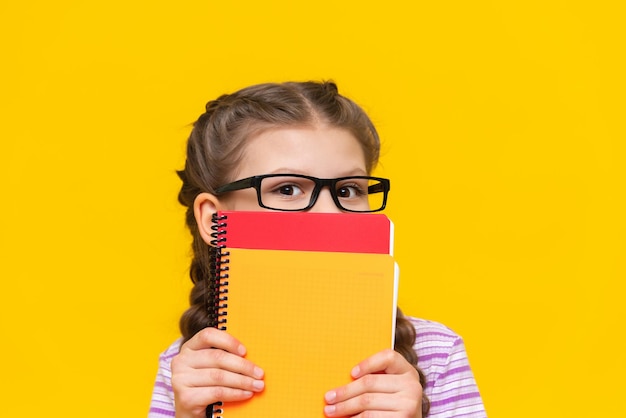 Een mooi meisje houdt van studeren en naar school gaan Basisonderwijs