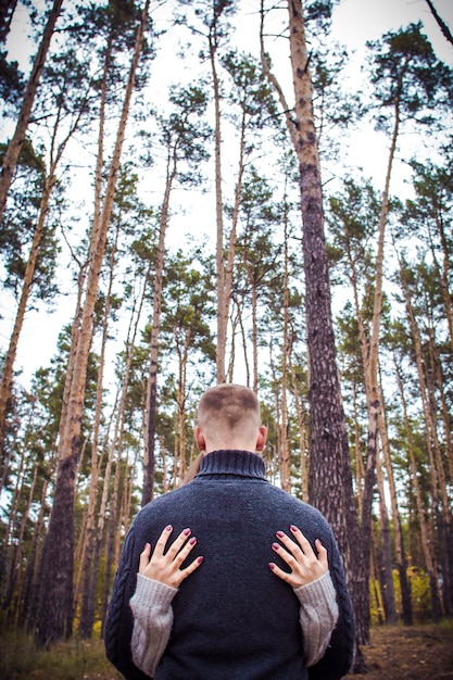 Foto een mooi meisje knuffelt haar vriendje. gelukkige jonge mensen. het concept van liefde