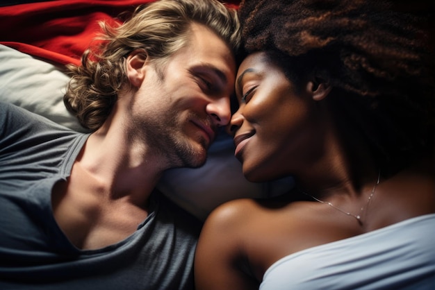 Een mooi meisje met een donkere huidskleur en een blanke man liggen in een omhelzing liefde en gevoelens foto van hoge kwaliteit
