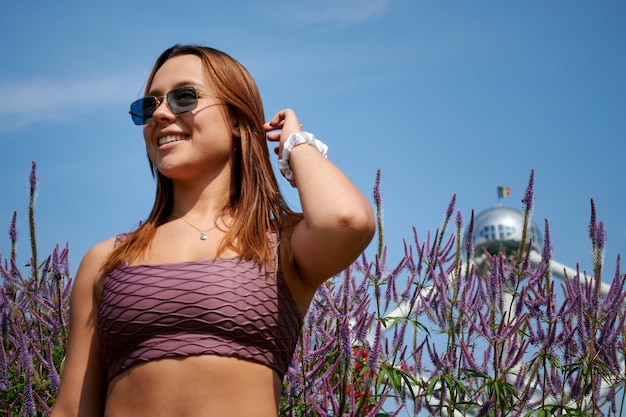 Een mooi spaans meisje in paarse top poseert voor de foto voor het atomium in brussel