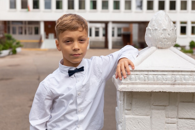 Een mooie achtjarige jongen in een schooluniform