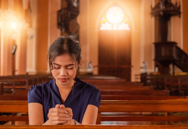 Een mooie Aziatische vrouw bidt tot God.