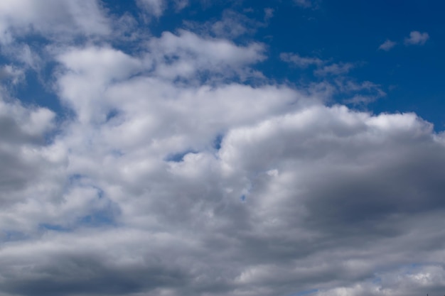 Een mooie blauwe hemelachtergrond met witte wolken