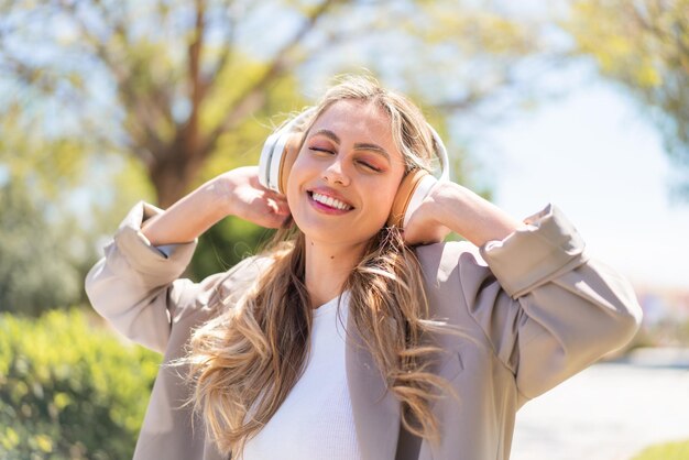 Foto een mooie blonde uruguayaanse vrouw die naar muziek luistert.