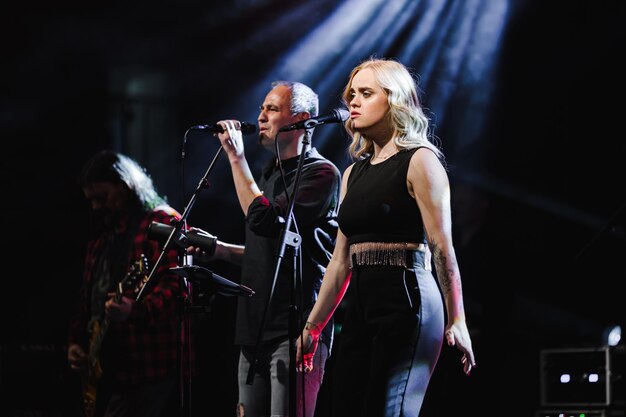 Foto een mooie blonde zangeres op een concert.