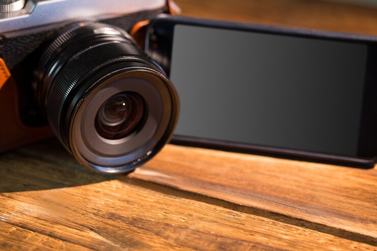 Foto een mooie bruine ouderwetse camera volgende smartphone