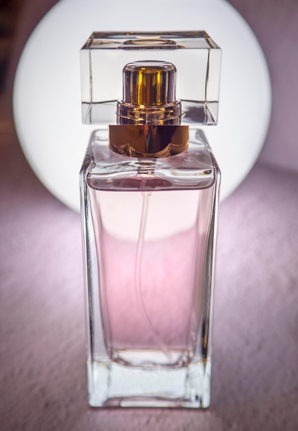 Een mooie close-up van een parfumflesje
