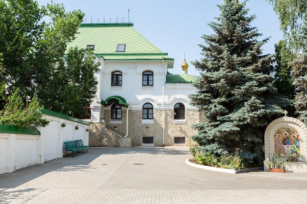 Een mooie en schone straat in Tiraspol, Transnistrië of Moldavië op een zonnige zomerdag