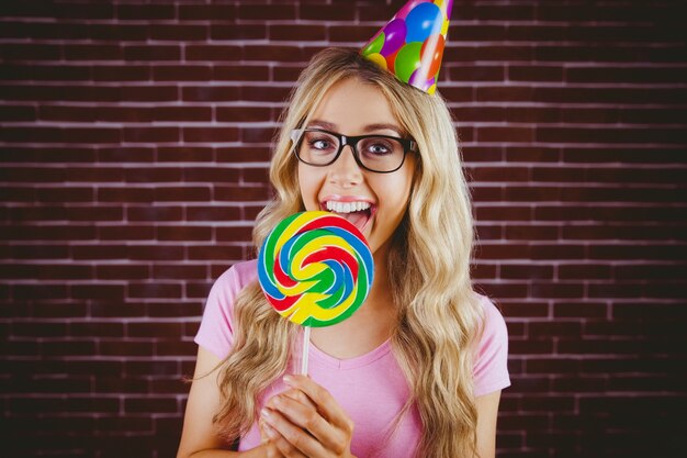 Een mooie hipster met een gigantische lolly