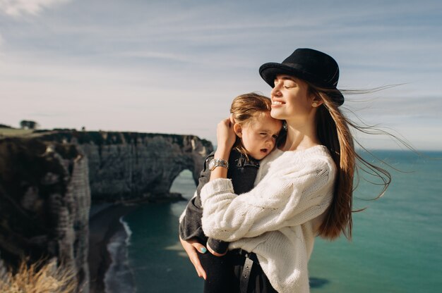 Een mooie jonge familie aan de zanderige oever van de oceaan ontspannen en plezier hebben