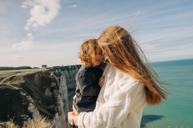 Een mooie jonge familie aan de zanderige oever van de oceaan ontspannen en plezier hebben