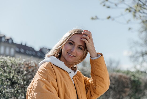 Een mooie jonge stijlvolle vrouw die in de stad loopt Lentestemming lifestyle concept