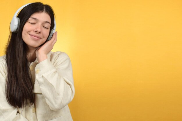 Een mooie jonge vrouw die naar muziek luistert.