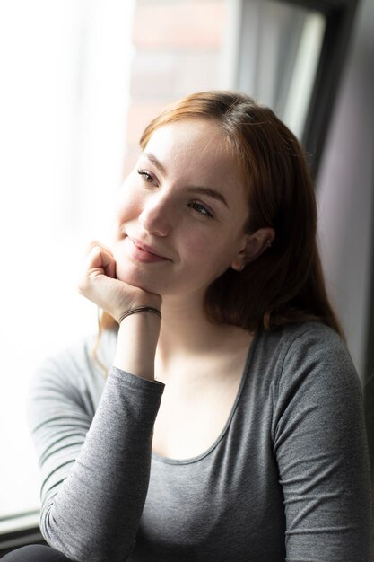 Een mooie jonge vrouw die wegkijkt.