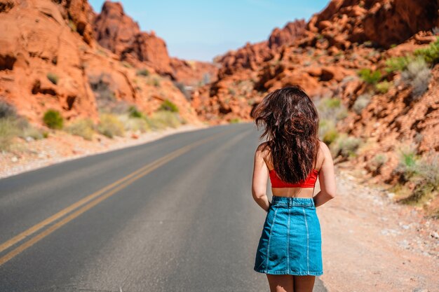 Een mooie jonge vrouw in de Valley of Fire in Nevada met een prachtig landschap