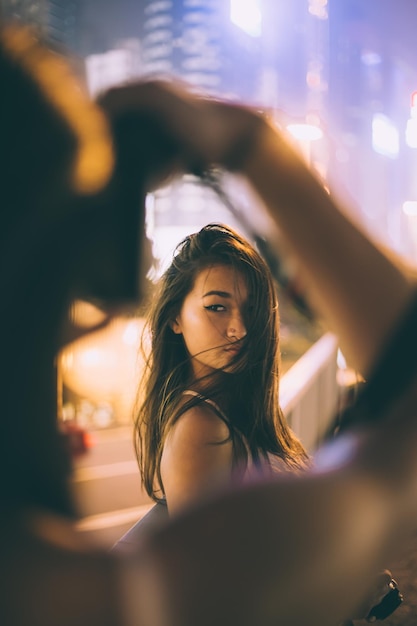 Een mooie jonge vrouw in een nachtclub.