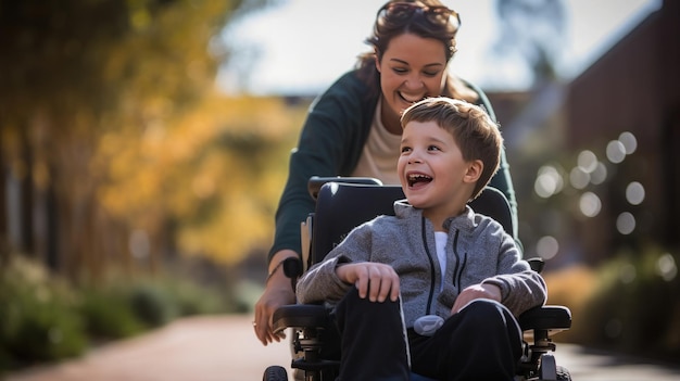 Een mooie kleine jongen met een handicap loopt in een rolstoel met zijn moeder bij zonsondergang Een kind met een handicap