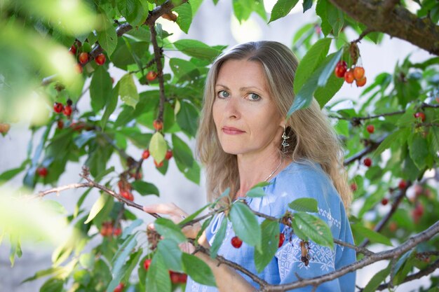 Een mooie oudere vrouw oogst op het platteland