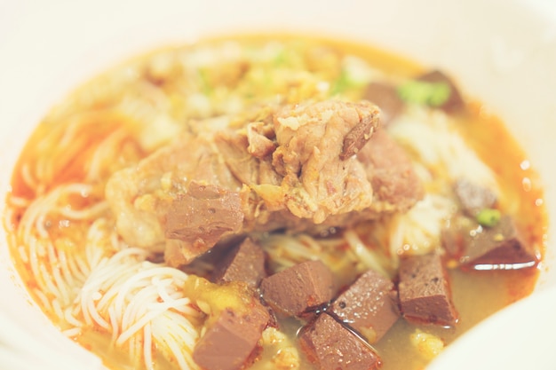 Een mooie reeks lokaal noordelijk voedsel van Thailand. met curry met knapperige noedel bovenop.