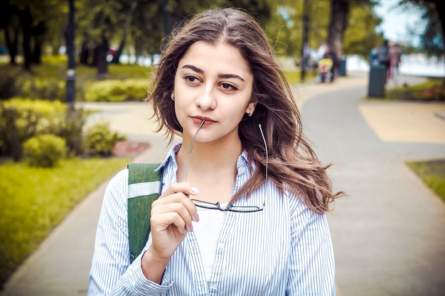 Een mooie student in glazen, met boeken.