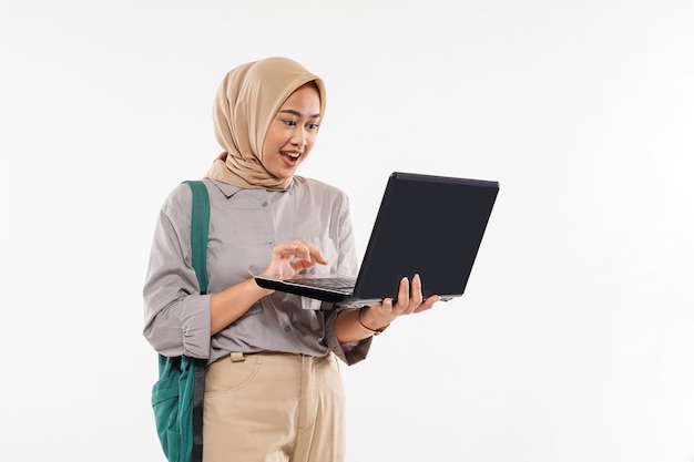 Een mooie studente met hijab schrok terwijl ze de laptop opendeed