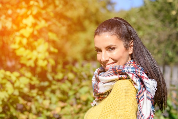 Een mooie vrouw die van het zonlicht geniet tijdens de Herfst