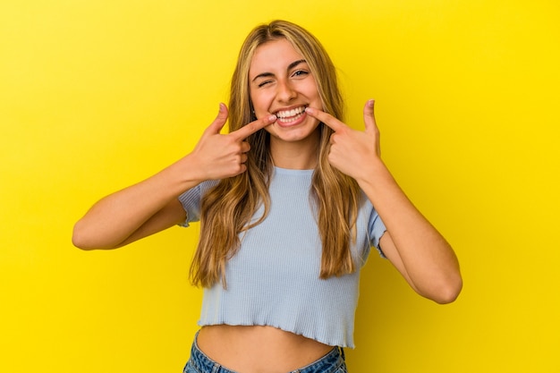 Een mooie vrouw die zich voordeed op gele achtergrond