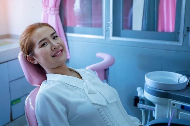 Een mooie vrouw doet zelf een tandheelkundige controle. Voor een gezonde mond en gebit