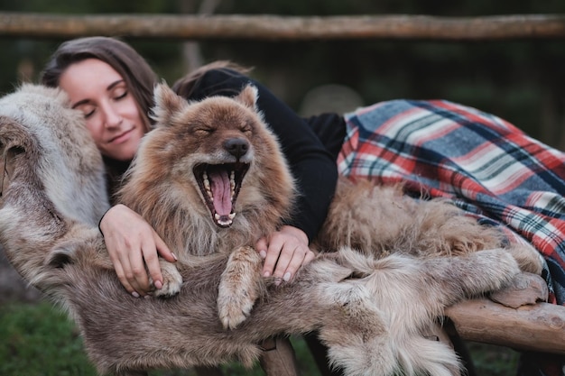 Foto een mooie vrouw en haar hond nenets herder laika slapen
