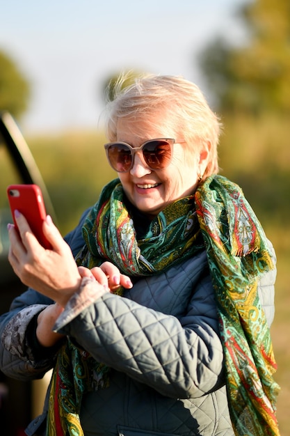 Een mooie vrouw maakt een selfie. Natuur. Schoonheid. Jong van hart.