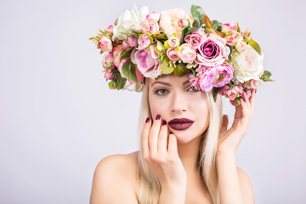 Een mooie vrouw met een bloemenkrans