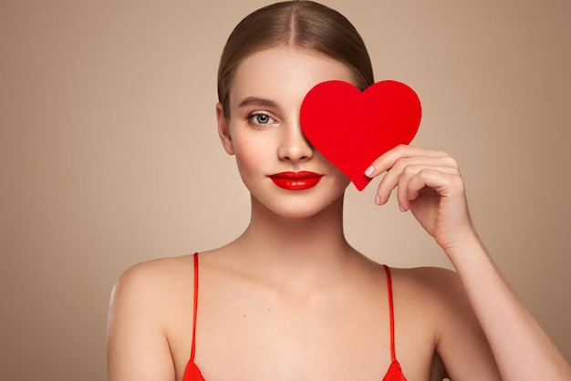 Een mooie vrouw met een kunstmatig rood hart.