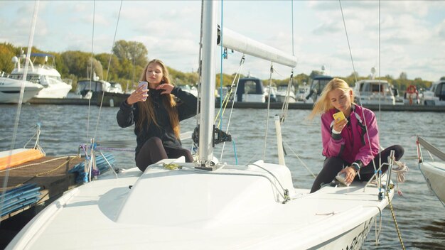 Foto een mooie vrouw met een meisje op een boot.