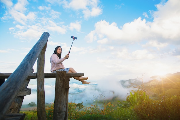 Een mooie vrouw neemt 's ochtends een selfie met haar mobiele telefoon