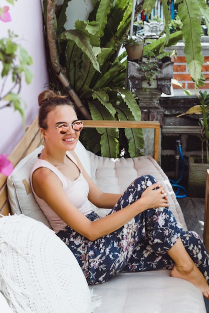 Een mooie vrouw ontbeet in een stijlvol café