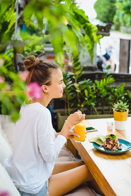 Een mooie vrouw ontbeet in een stijlvol café