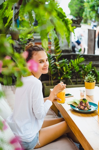 Een mooie vrouw ontbeet in een stijlvol café