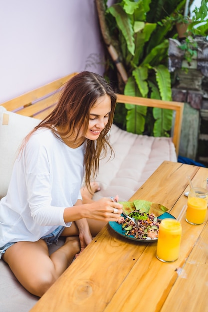 Een mooie vrouw ontbeet in een stijlvol café