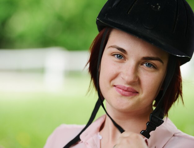 Een mooie vrouw op de boerderij