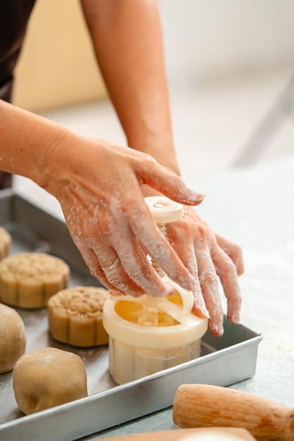 Een mooncake is een traditioneel Chinees bakkerijproduct.