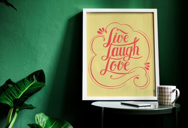 Een motivatietypografieprint op het bureau tegen de groene muur