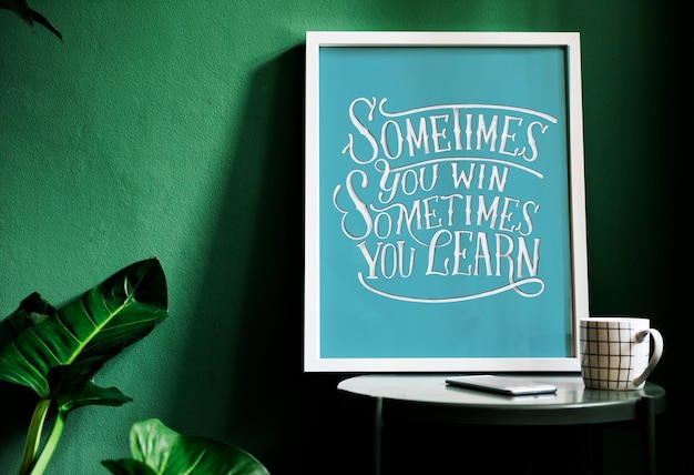 Een motivatietypografieprint op het bureau tegen de groene muur